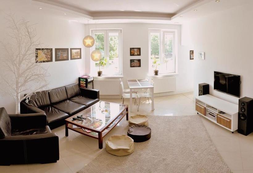 בית מלון כפרי Midtown Hostel