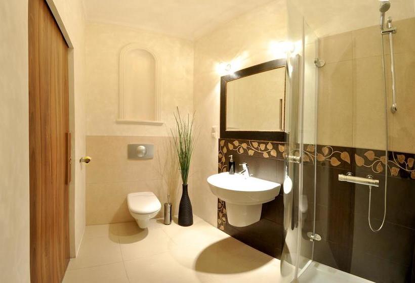 בית מלון כפרי Midtown Hostel