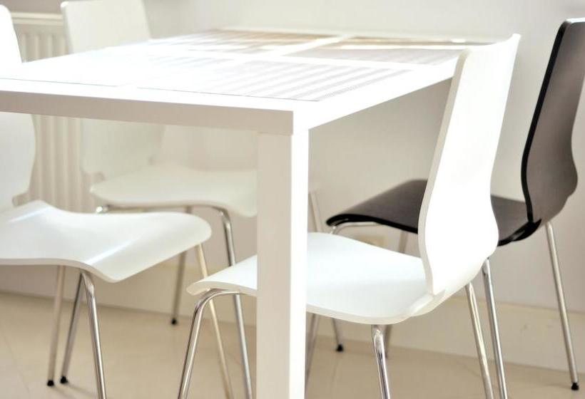 בית מלון כפרי Midtown Hostel