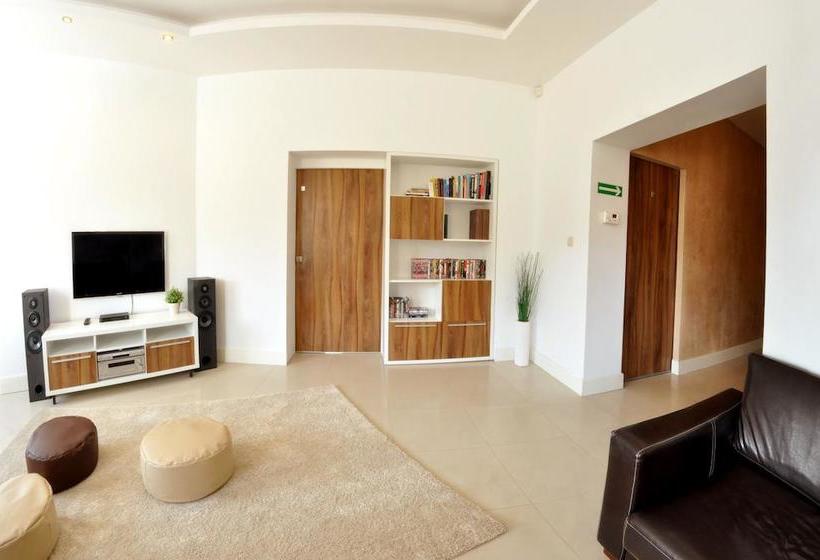 בית מלון כפרי Midtown Hostel