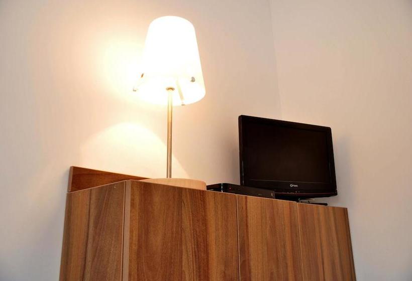 בית מלון כפרי Midtown Hostel