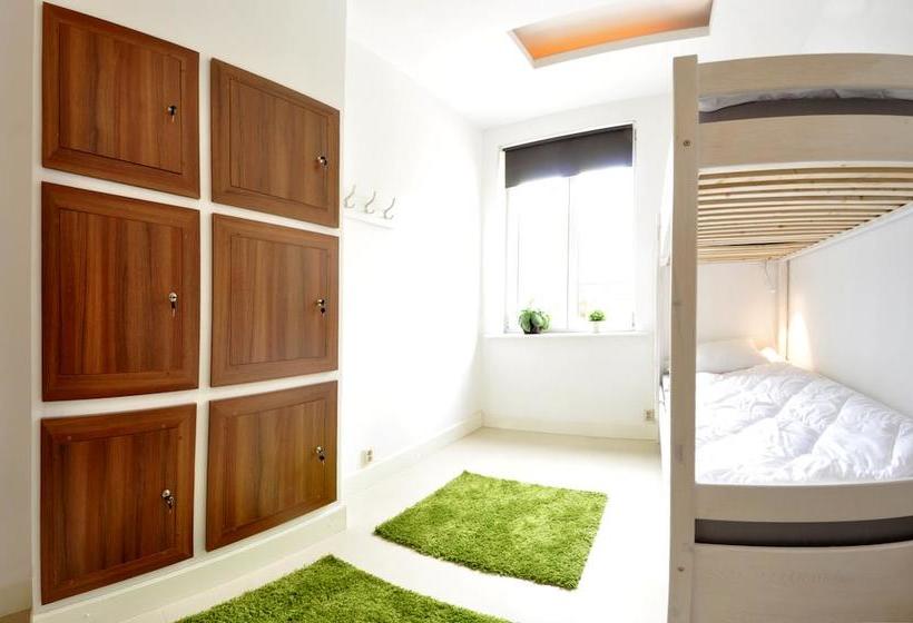 בית מלון כפרי Midtown Hostel