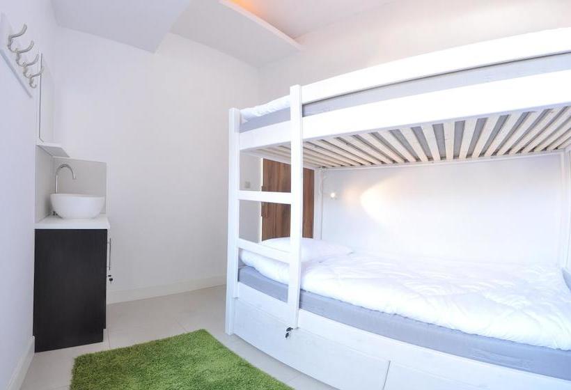 בית מלון כפרי Midtown Hostel