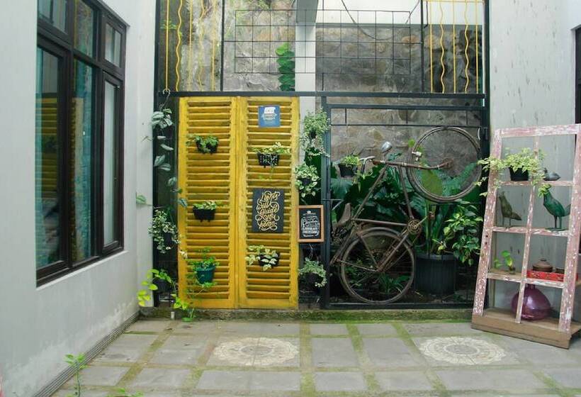 פנסיון Reddoorz @ Sersan Bajuri