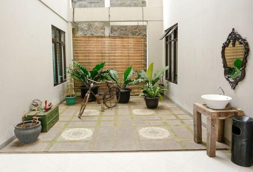 פנסיון Reddoorz @ Sersan Bajuri