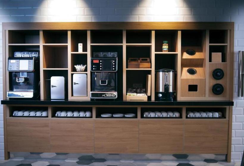 ホテル Holiday Inn Express Moscow  Sheremetyevo Airport, An Ihg