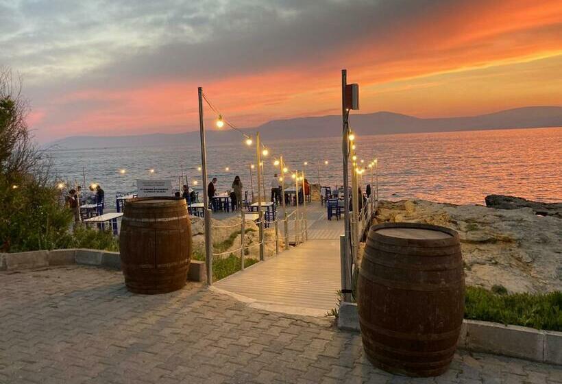 Maya Bistro Hotel & Beach