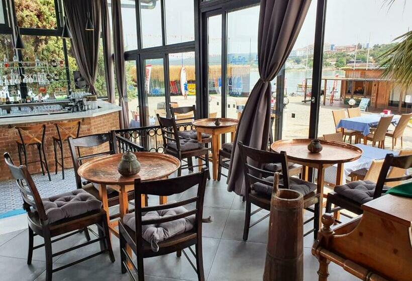 Maya Bistro Hotel & Beach