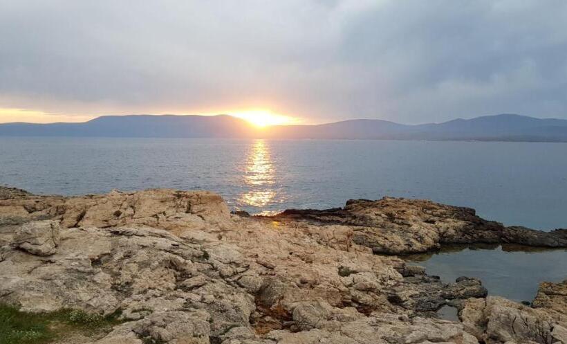 Maya Bistro Hotel & Beach