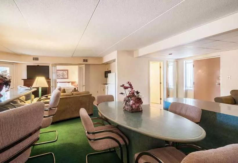 Hotelli Rodeway Inn & Suites   Charles Town, Wv