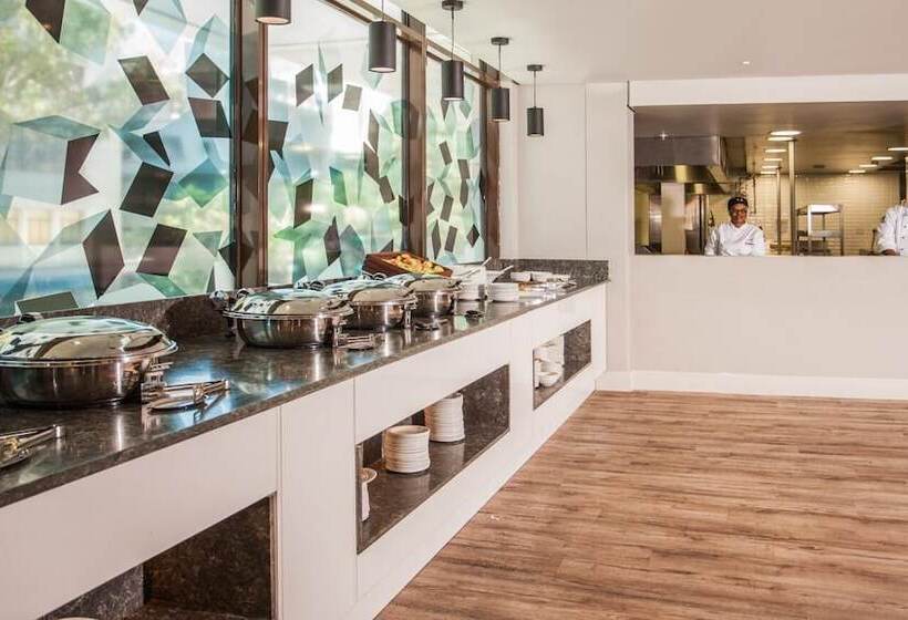 هتل Stayeasy Cape Town City Bowl