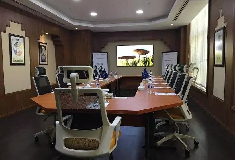 هتل Golden Tulip Headington