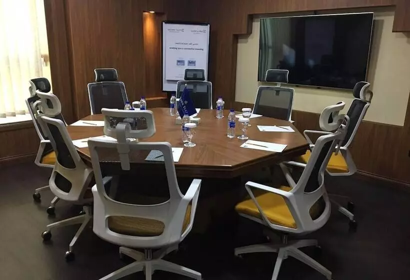 هتل Golden Tulip Headington