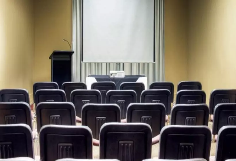 هتل Golden Tulip Headington