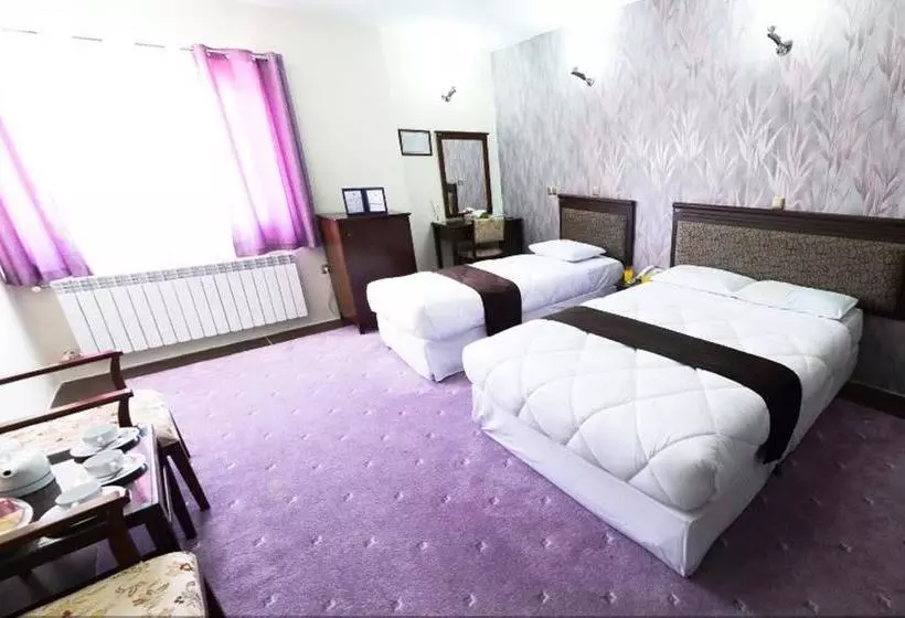 هتل Tourist Sanandaj