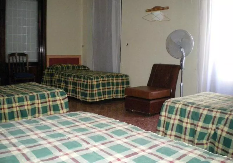 هاستل Hostal Sevilla Santa Justa   Adults Only