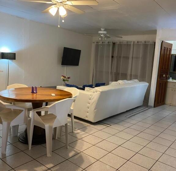 هتل Perico Azul & Surf Camp