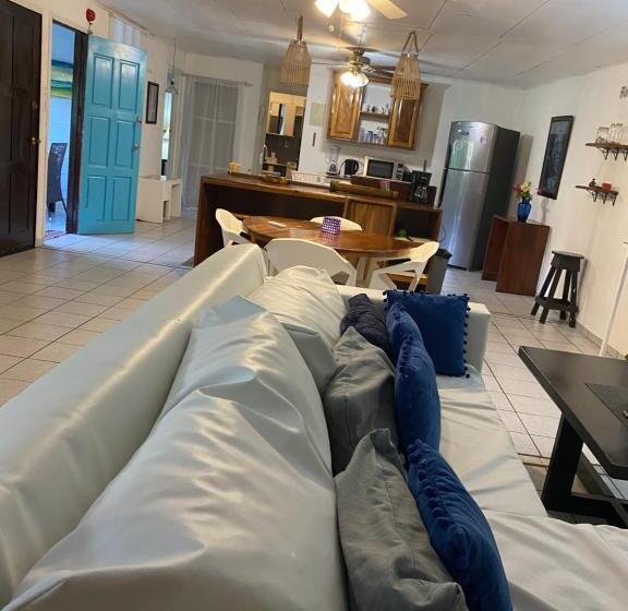 هتل Perico Azul & Surf Camp