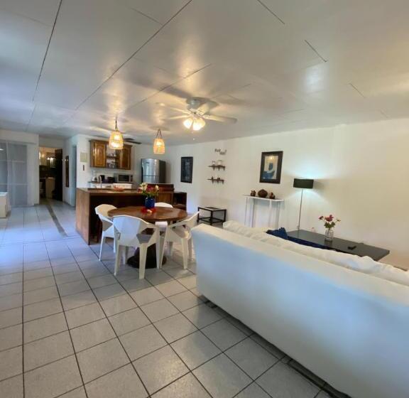 هتل Perico Azul & Surf Camp