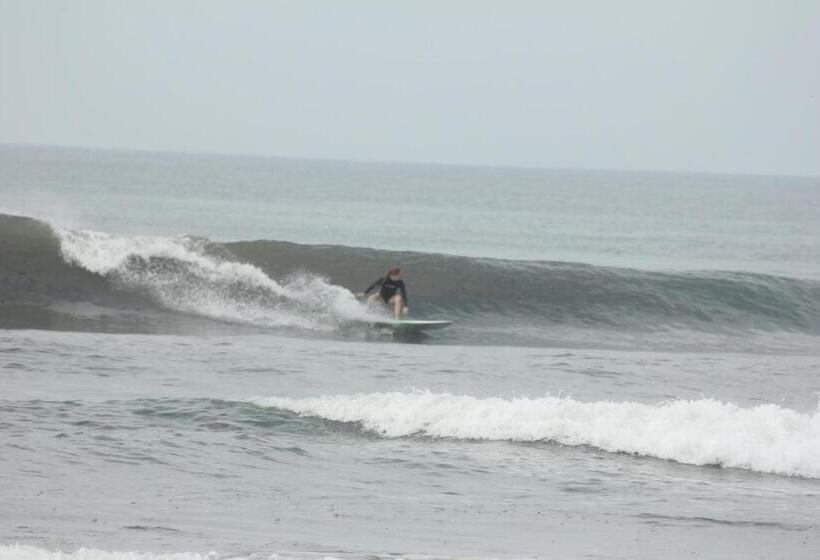 هتل Perico Azul & Surf Camp