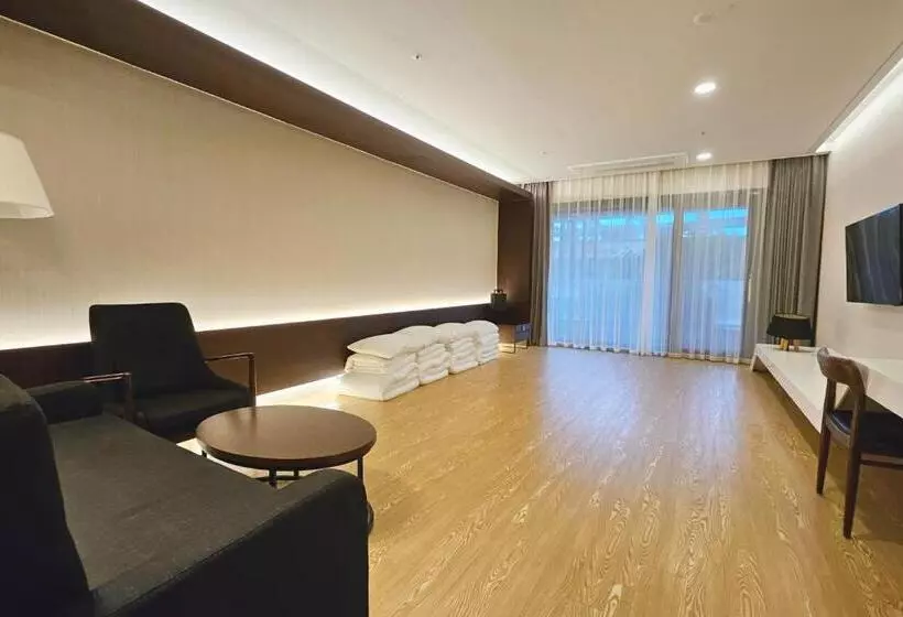 هتل The Qube Resort Jeju