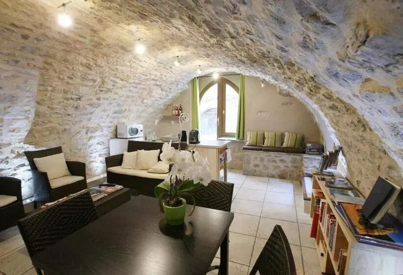 ベッドアンドブレックファースト Les Falaises