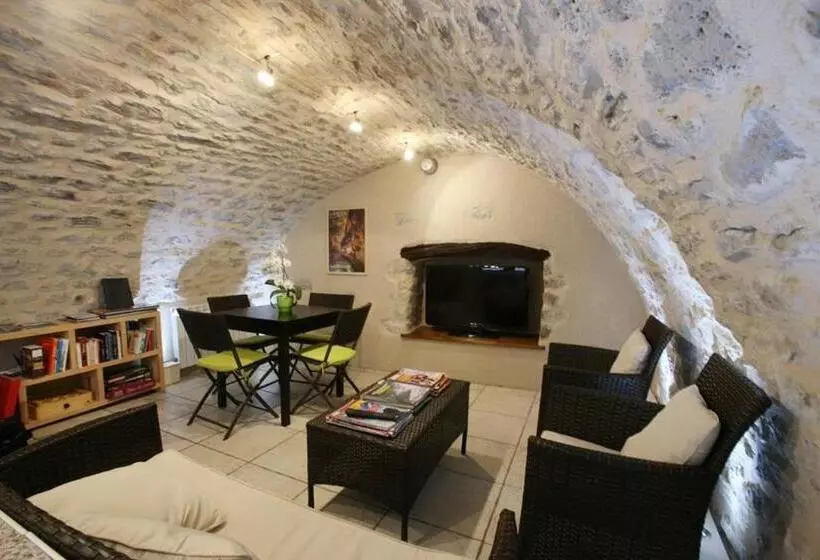 ベッドアンドブレックファースト Les Falaises