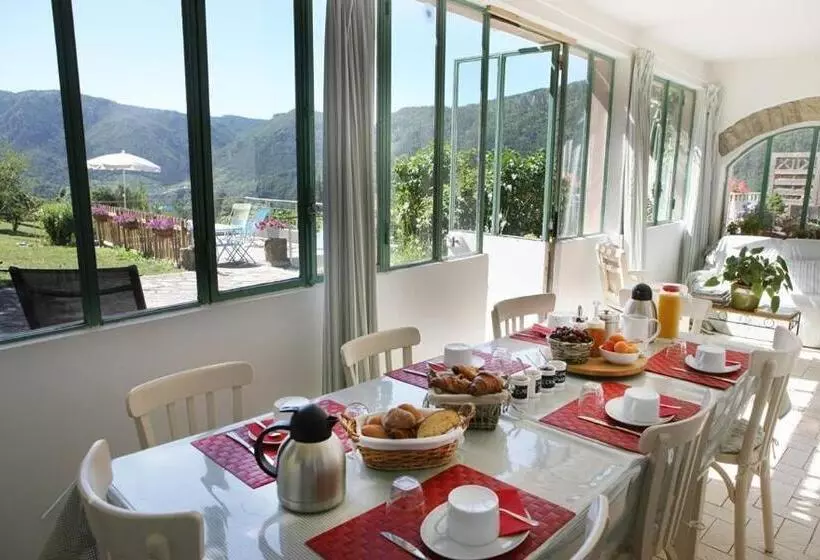 ベッドアンドブレックファースト Les Falaises