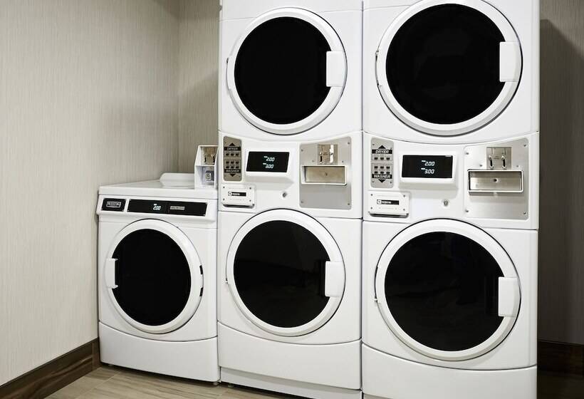 هتل Holiday Inn Express & Suites Brantford, An Ihg