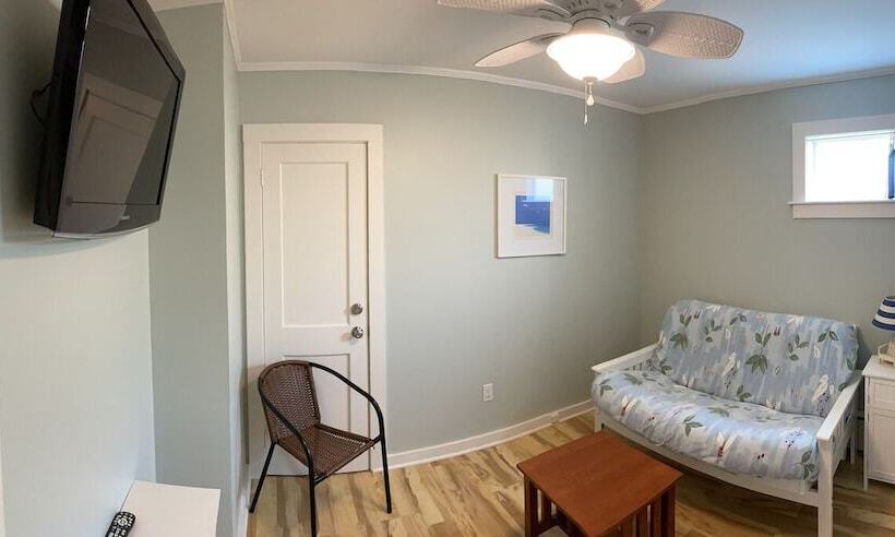 Moontide Motel Cabins & Apartments