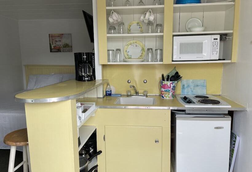 Moontide Motel Cabins & Apartments