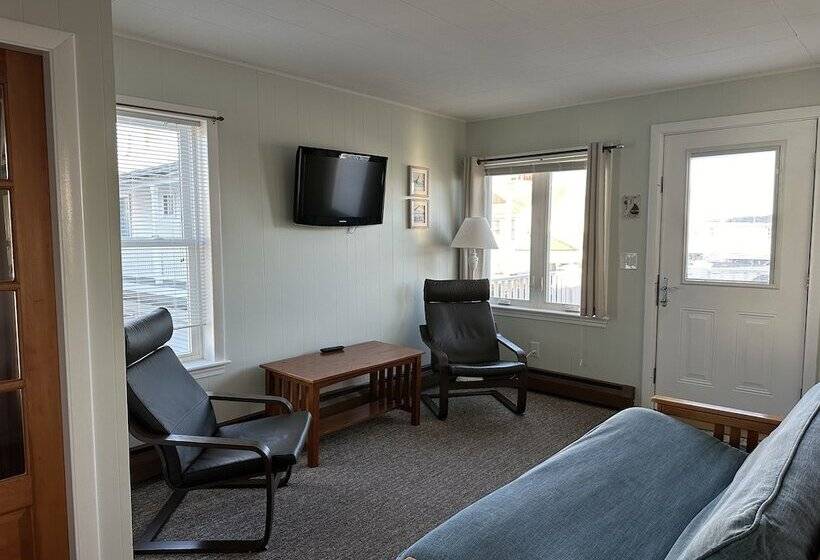 Moontide Motel Cabins & Apartments