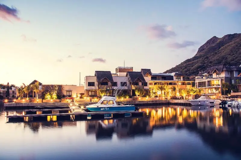 استراحتگاه West Coast Marina