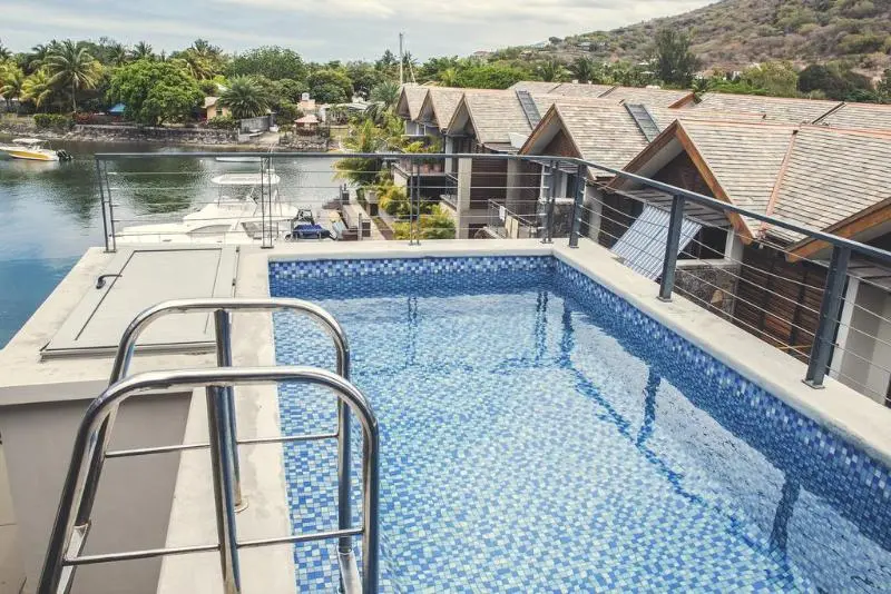 استراحتگاه West Coast Marina