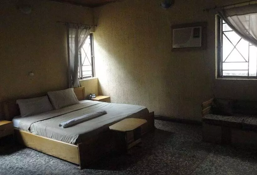 هتل Wuraola Guest Inn