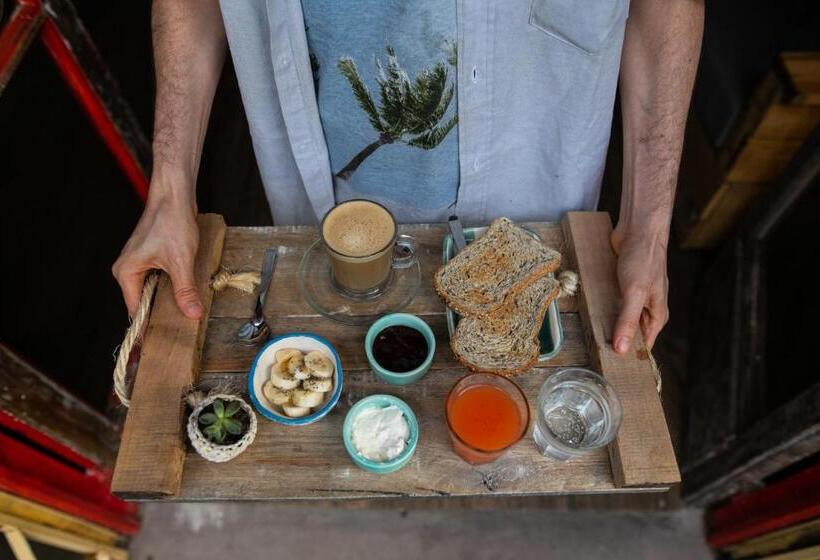 Pura Vida Mae Hostel