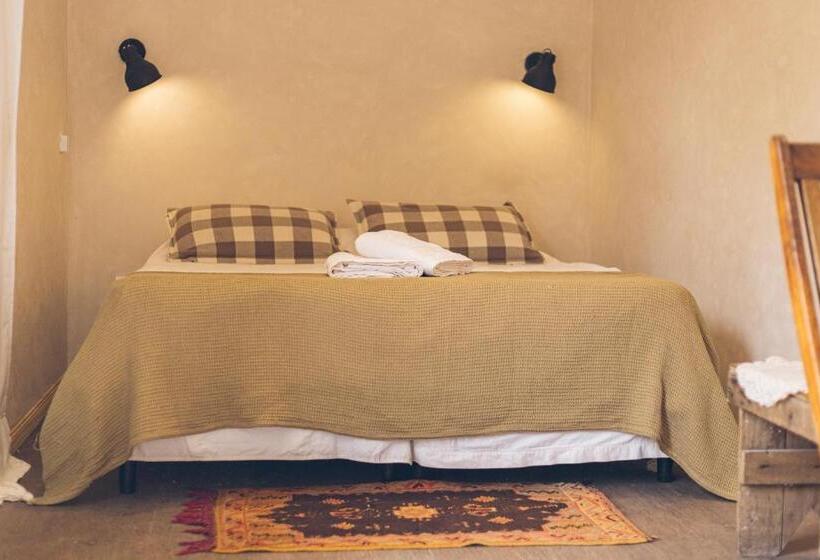 Pura Vida Mae Hostel