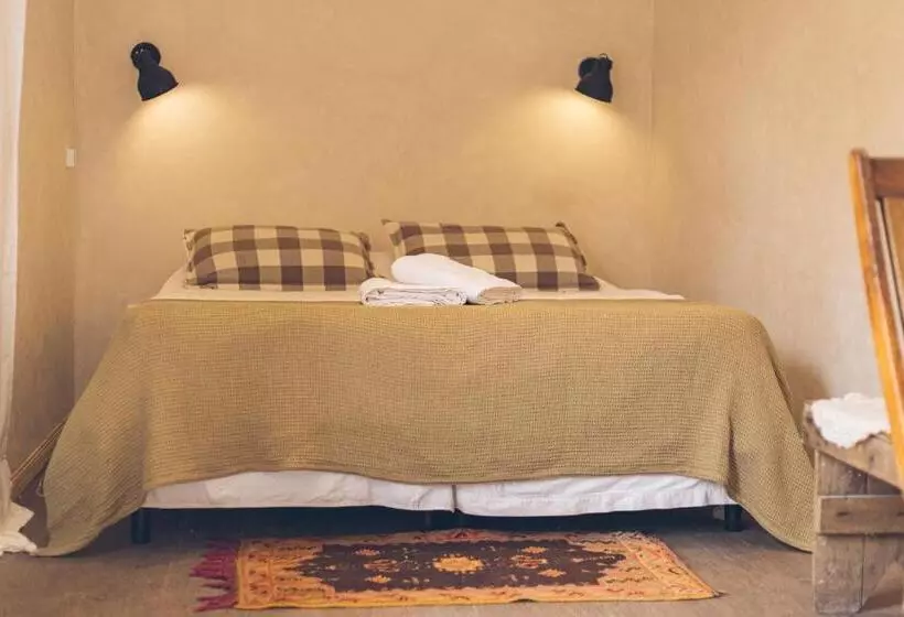 Pura Vida Mae Hostel