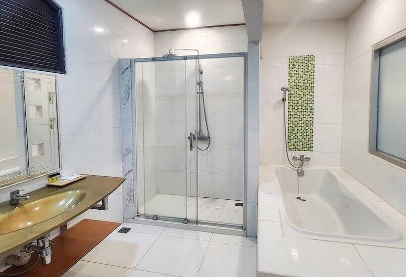 هتل B2 Chang Phueak Gate Premier