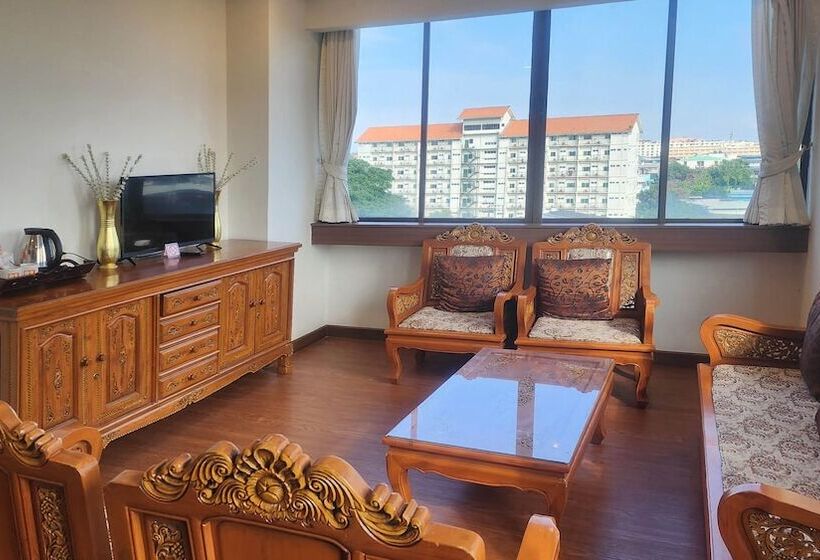 هتل B2 Chang Phueak Gate Premier