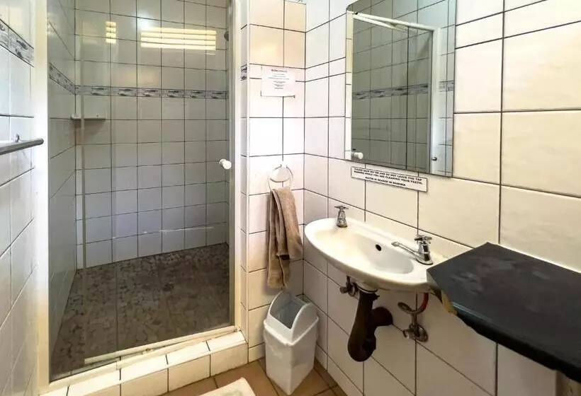 هاستل Chameleon Backpackers & Guesthouse