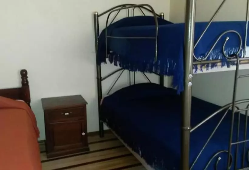 Hotelli Hostal Puertas Del Sol