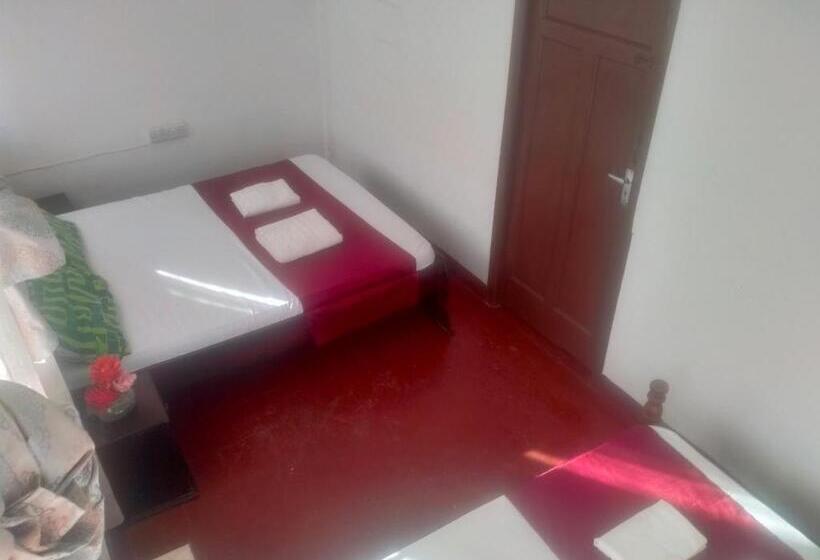 تختخواب و صبحانه Cdh Backpackers Premium