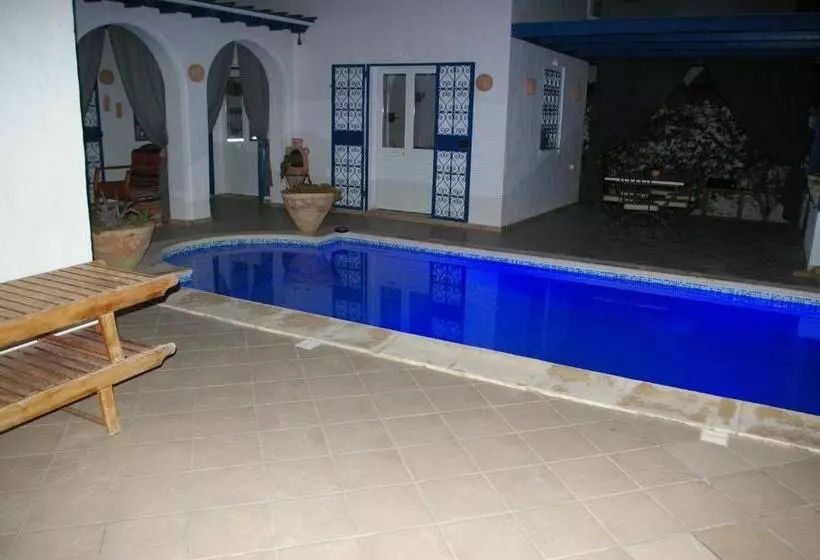 تختخواب و صبحانه Midounia