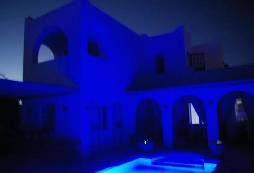 تختخواب و صبحانه Midounia