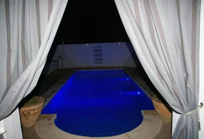 تختخواب و صبحانه Midounia