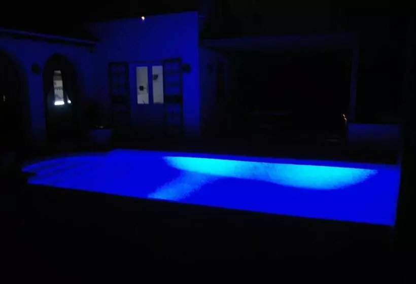 تختخواب و صبحانه Midounia