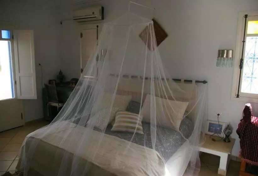 تختخواب و صبحانه Midounia