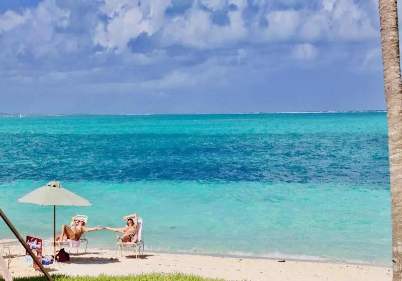 هتل Beachfront At Windsong On The Reef