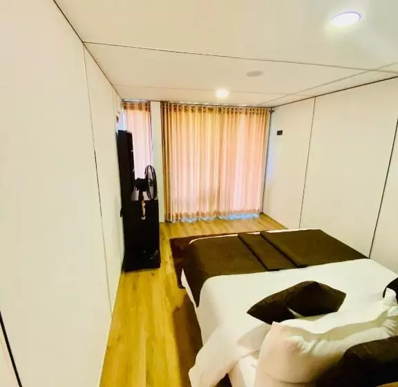 Hotel Box On Clouds